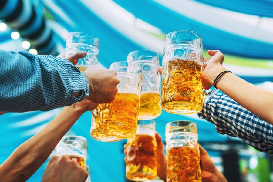 München: Oktoberfest Experience and Lunch in Tent - The walk into Oktoberfest