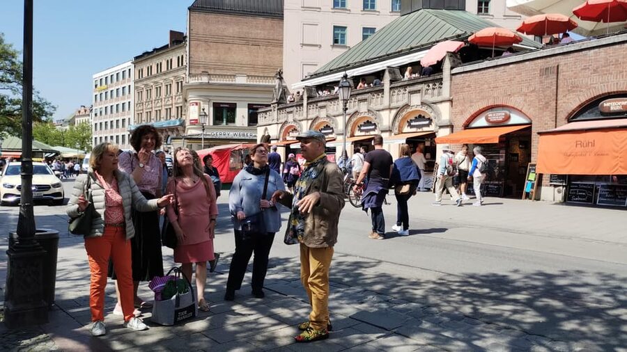 Munich: Bavarian Beer Walking Tour with Samples - Frauenkirche and Marienplatz between the beers