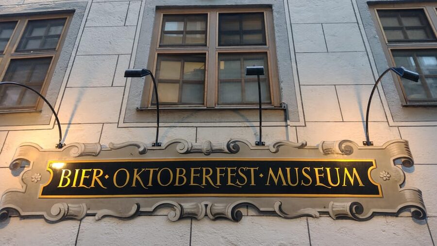 Munich: Bavarian Beer Walking Tour with Samples - Hofbräuhaus, Munich’s famous beer hall