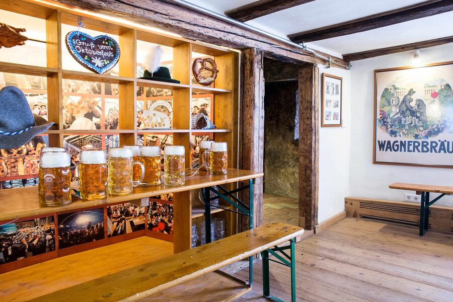 Munich: Food Tour Beer- 3 small beers & "Brotzeit" in GERMAN - The main drawback: food tour or city tour?