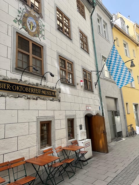 Munich: Guided Food Walking Tour with Beer Tasting - The Viktualienmarkt brings the hearty course