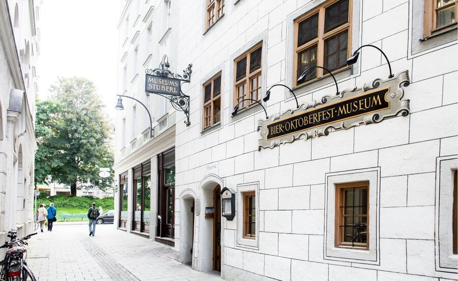 Munich: Guided Food Walking Tour with Beer Tasting - Watching Schmalznudeln take shape