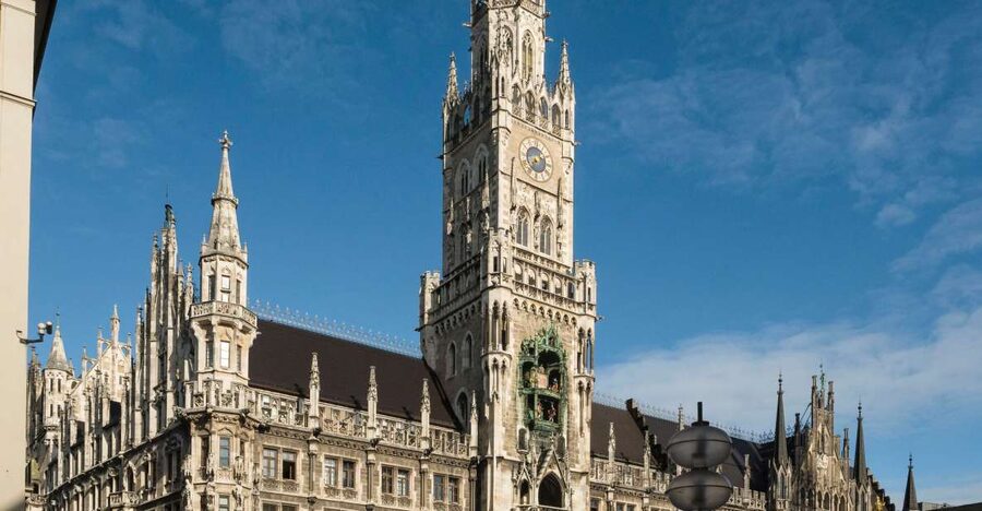 Munich: Guided Tour of the historic Town Hall on Marienplatz - The New Town Hall: more than the Glockenspiel