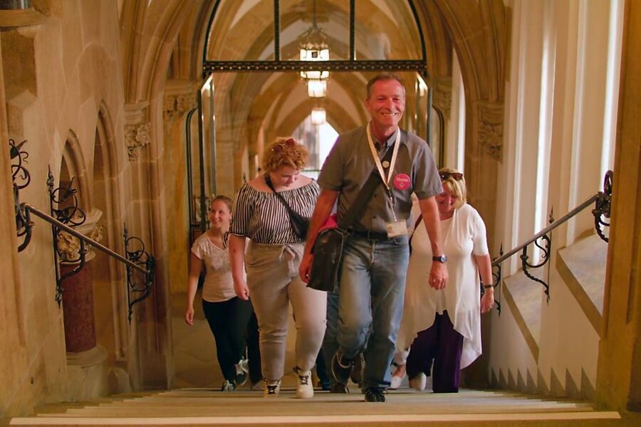 Munich: Guided Tour of the historic Town Hall on Marienplatz - Meeting at Marienplatz and entering the Rathaus
