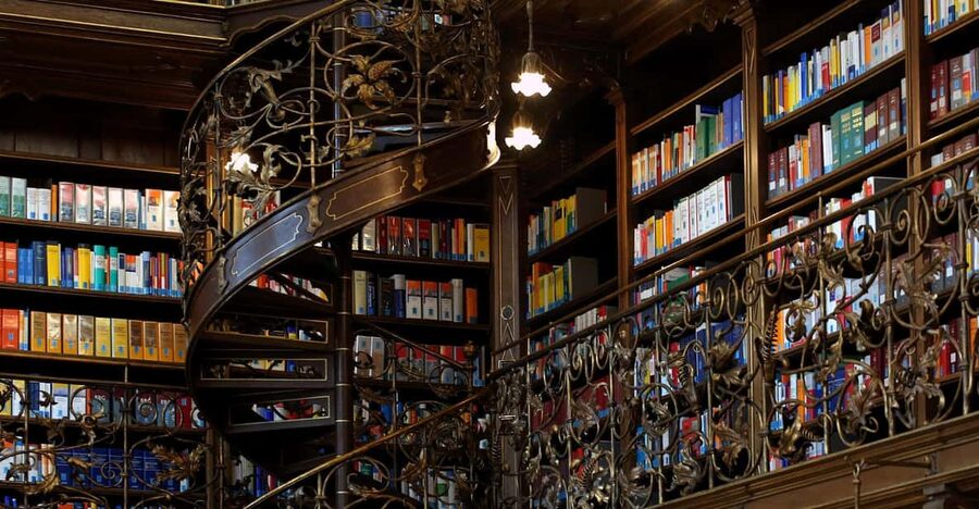 Munich: Law Library Guided Visit with Entry Tickets - What the bilingual format means