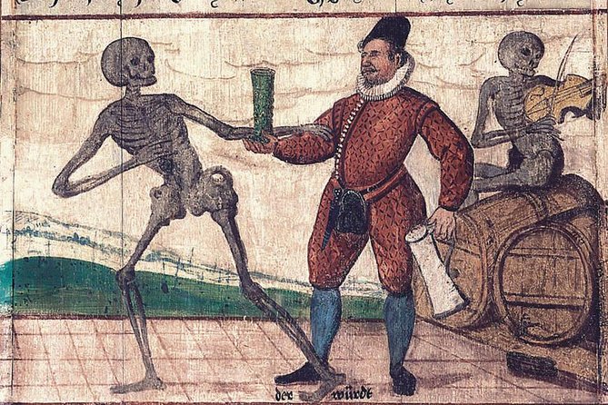Munich Macabre Group Walking Tour - A guide who brings archaeology into the street