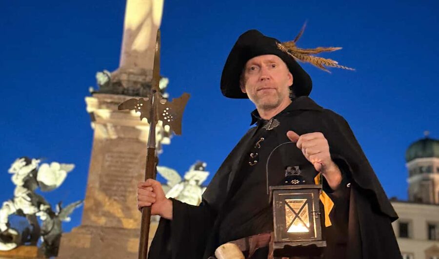 Munich: Night Watchman Tour in English - Meeting the night watchman at Marienplatz