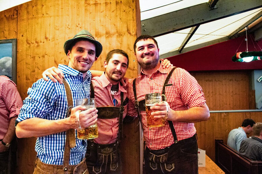 Munich: Oktoberfest Tour with Tent Reservation, Food & Beer - Meeting in central Munich at Karlsplatz