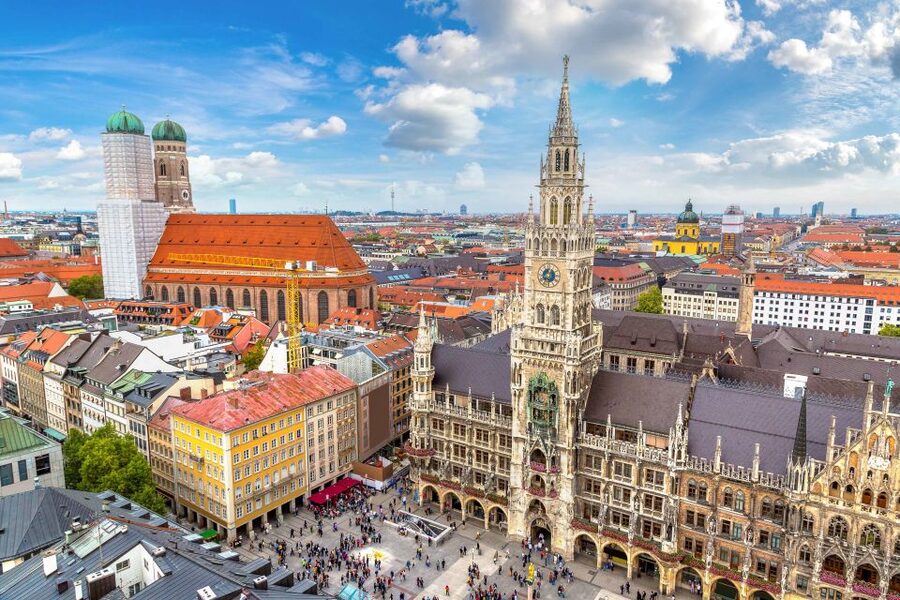 Munich: Old Town & Viktualienmarkt City Walk in German - Starting at Marienplatz beneath Munich’s Gothic Town Hall