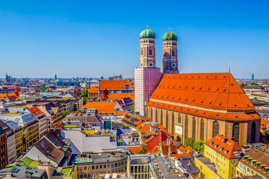 Munich: Old Town & Viktualienmarkt City Walk in German - German-only commentary and accessibility