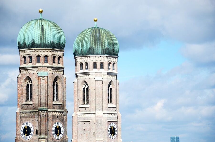 Munich: Old Town Walking Tour in Spanish - Frauenkirche and Munich’s best-known church view