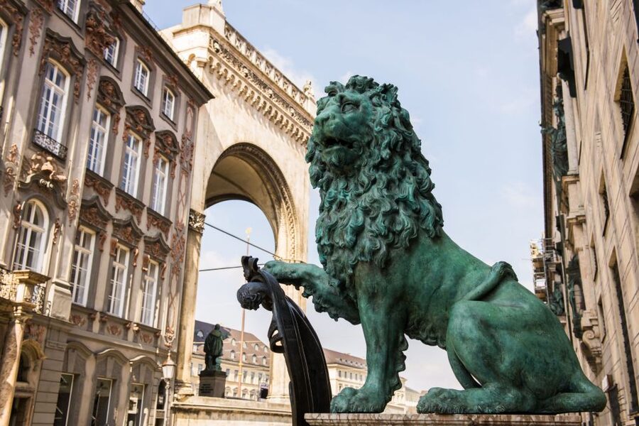 Munich : Private Walking Tour with A Guide (Private tour) - Choosing between two and eight hours