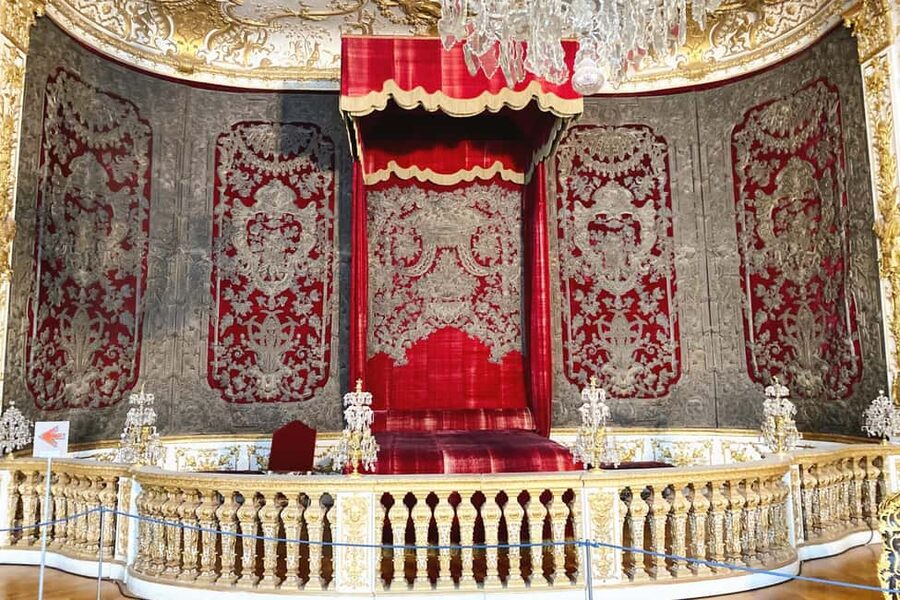 Munich: Residenz Museum Tickets and 2,5-hour Guided Tour - Chapels, apartments, and the business of royal life