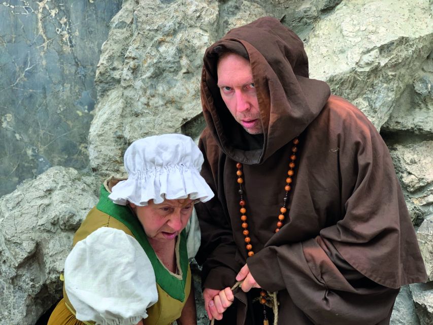 Munich: Scary Tour with actors in GERMAN - The unfortunate goldsmith at Schöner Turm