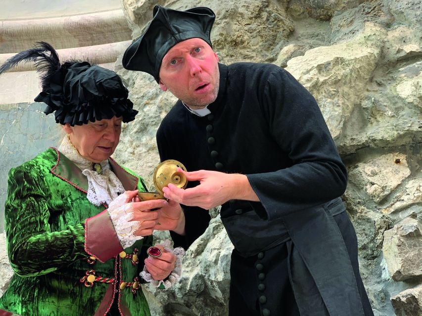 Munich: Scary Tour with actors in GERMAN - Neuhauser Tor and the road toward punishment
