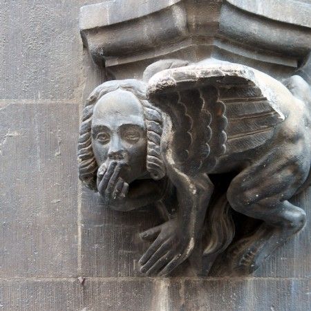 Munich: Spooky Tour of Old Town in German - German language and age suitability