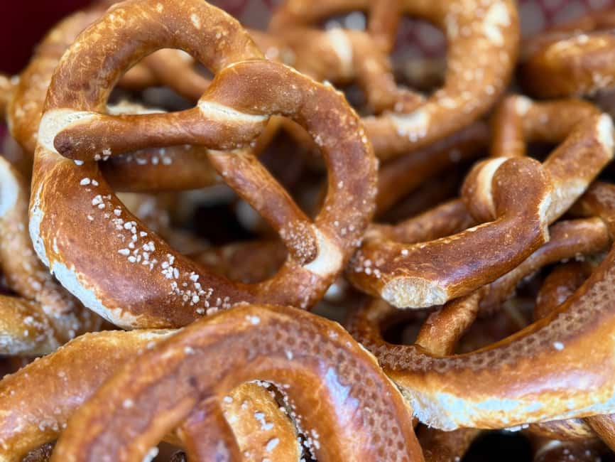 Munich: Viktualienmarkt Food Tasting Tour in German - Key points at a glance