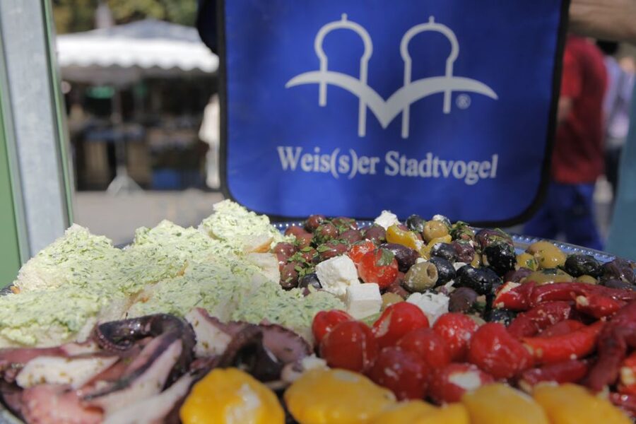 Munich: Viktualienmarkt Food Tasting Tour in German - Sausage, bread, and the Bavarian center of the tour