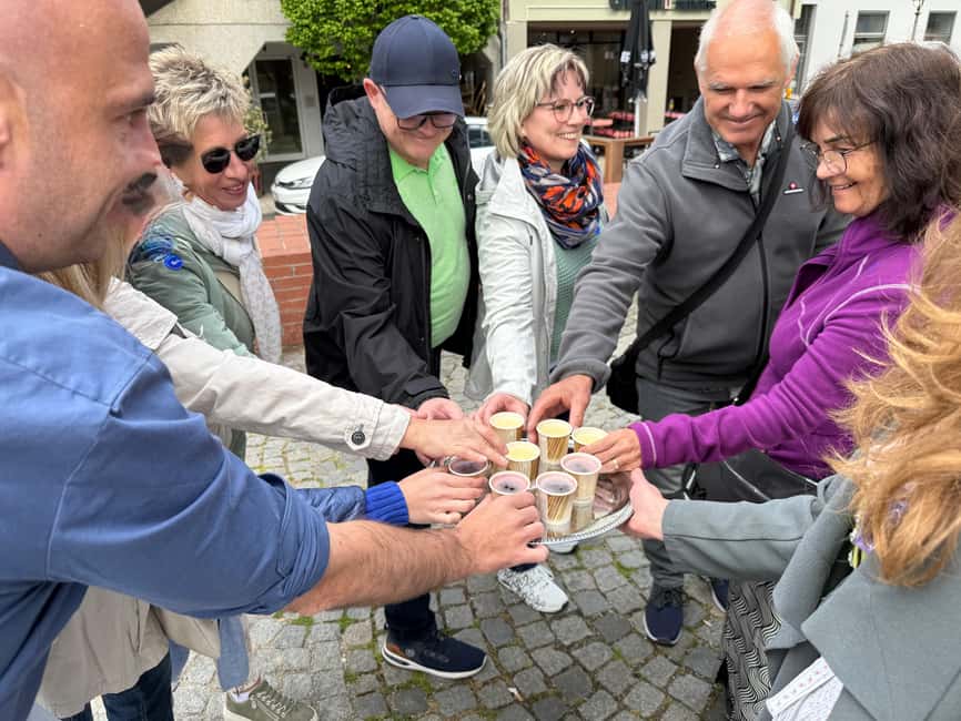 Munich: Viktualienmarkt Food Tasting Tour in German - The guide and the language choice