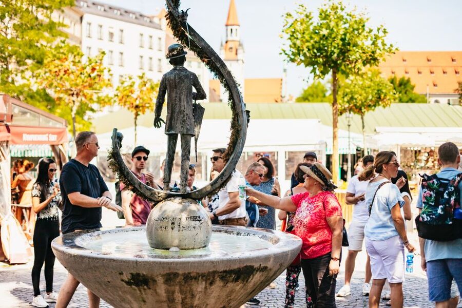 Munich: Viktualienmarkt Food Tour - Exotic fruit and international food at the market