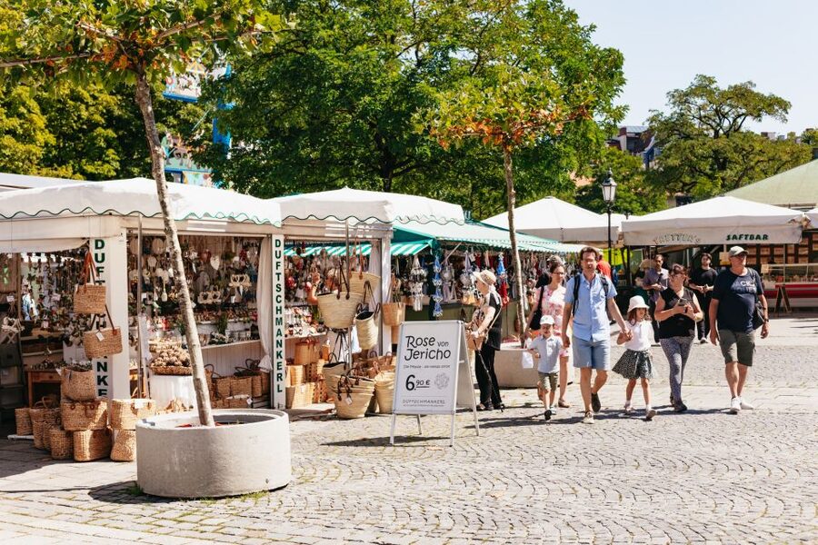 Munich: Viktualienmarkt Food Tour - The first tastings: bread, cheese, and German food traditions