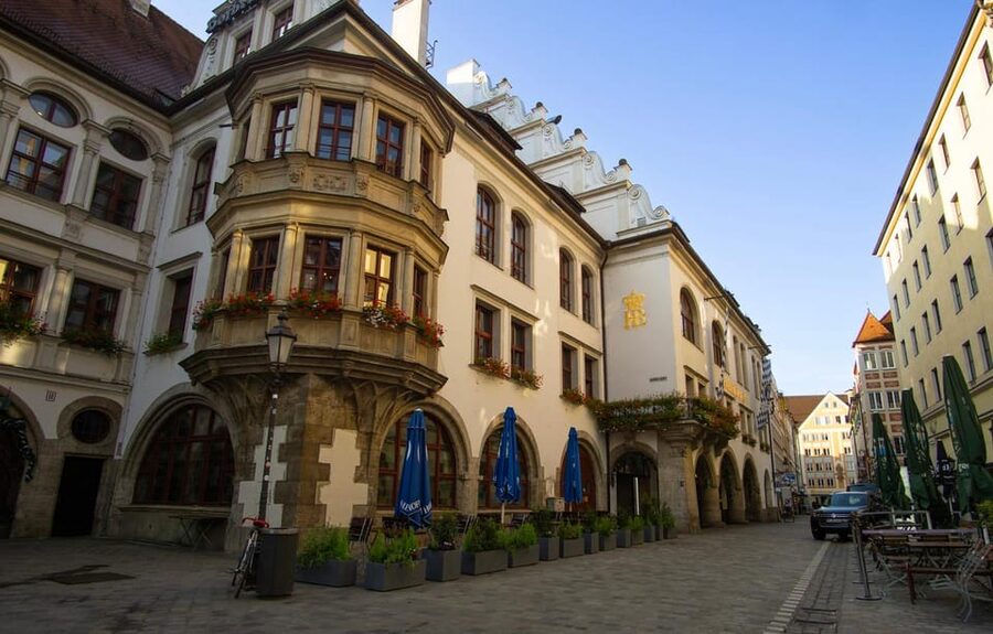 Munich: Walking tour of the old town with all your senses - A private guide with a personal storytelling style