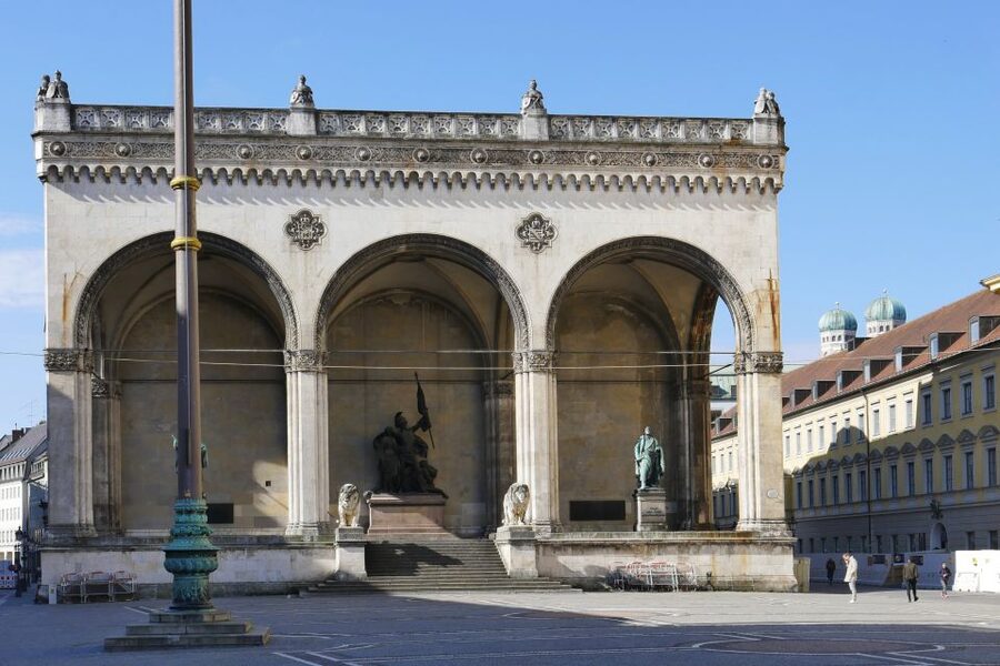 Munich: Walking Tour Old Town and Viktualienmarkt - Marienplatz and the Neues Rathaus