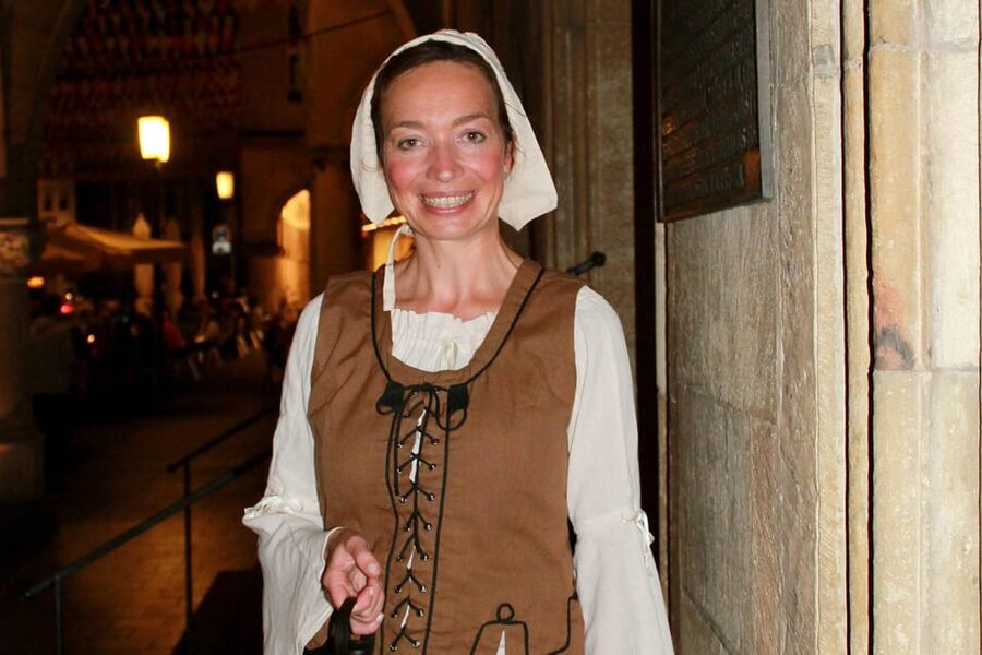 Münster: Night watchman tour through the picturesque old town by lantern light - Meeting the night watchman beneath Münster’s Town Hall arches
