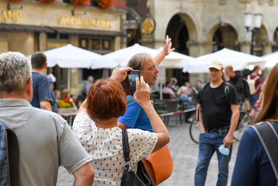 Münster: Old Town Highlights Guided Tour - St. Lambertus and the cages that mark a brutal ending