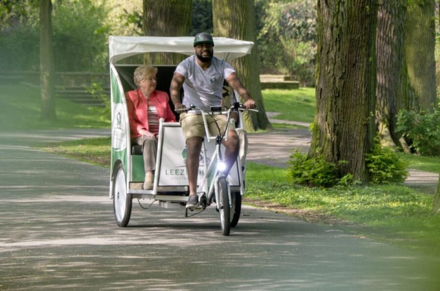 Münster: Private Guided Rickshaw City Tour - The Aasee sculptures and a more open view