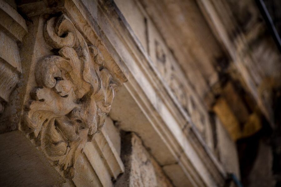 Mystical Hamburg - Walking Tour in German - Reading Hamburg’s oldest clues
