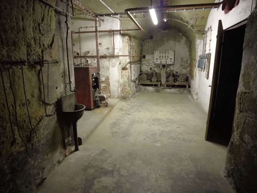 Nuremberg: Historischer Kunstbunker WWII Art Bunker Tour - The destruction of 90 percent of the medieval Old Town