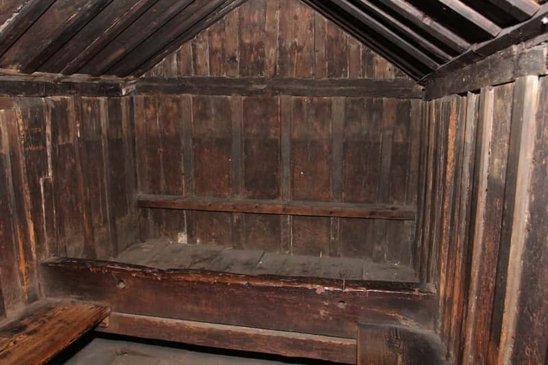 Nuremberg: Medieval Dungeons Guided Tour - What the guides add to a small site