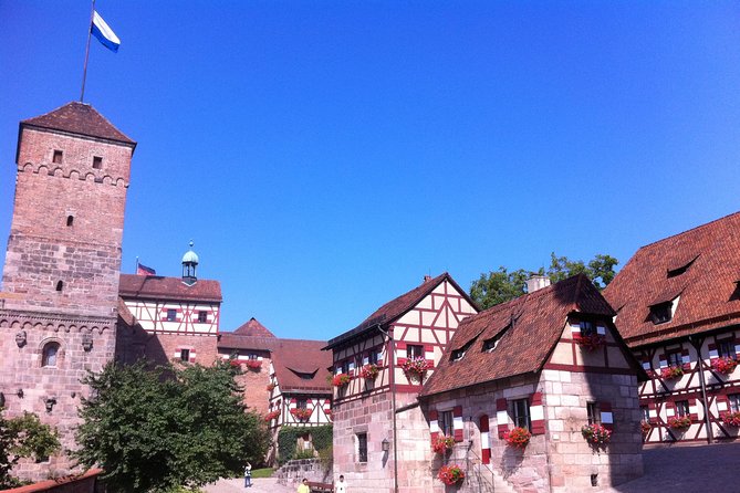 Nuremberg Old Town Walking Tour in English - Schöner Brunnen and the famous wishing ring