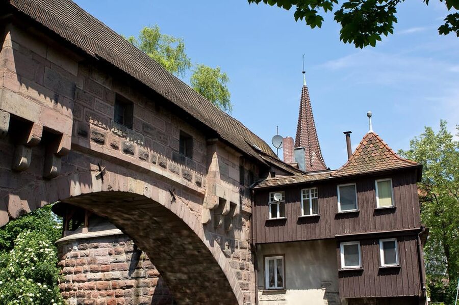 Nuremberg: The Old Town in Evening Light - IN GERMAN - Fleischbrücke and the puzzle of the Latin words