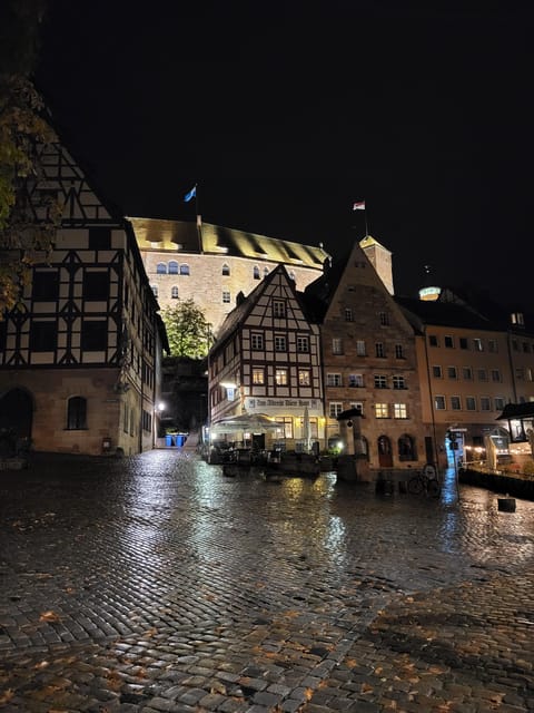 Nuremberg: The Old Town in Evening Light - IN GERMAN - Trödelmarkt and the riverfront setting