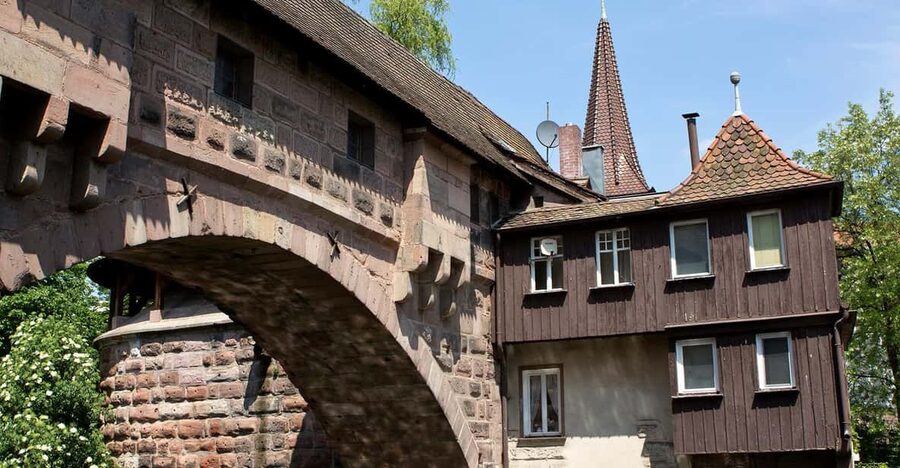 Nuremberg: The Old Town in Evening Light - IN GERMAN - Meeting the ox beneath the Ochsenportal