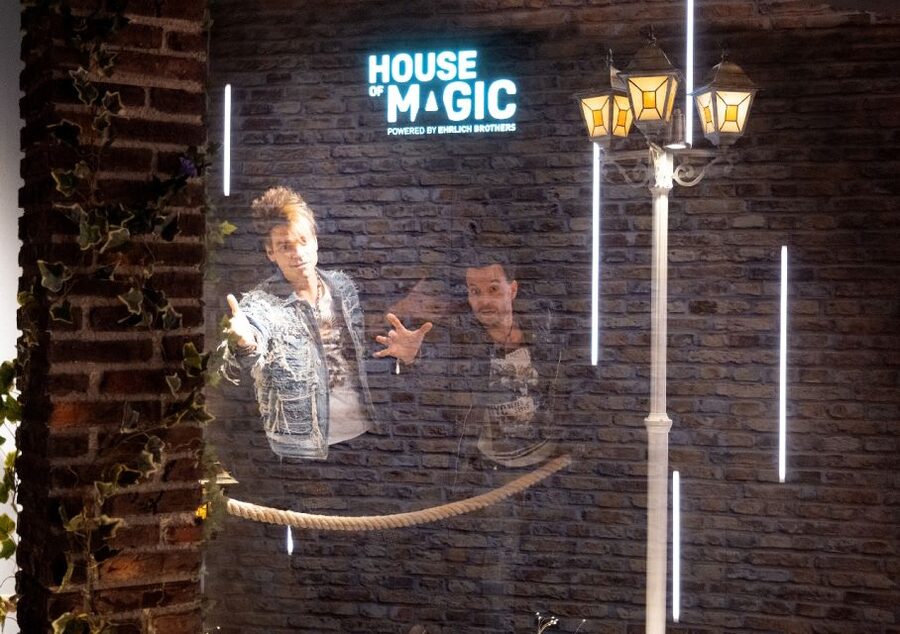 Oberhausen: HOUSE OF MAGIC - powered by Ehrlich Brothers - The broom flight and teleportation effects