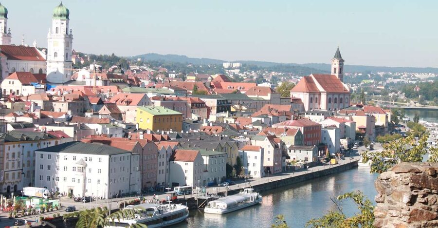 Passau: City Highlights Guided Walking Tour - Höllgasse and its painted cobblestones