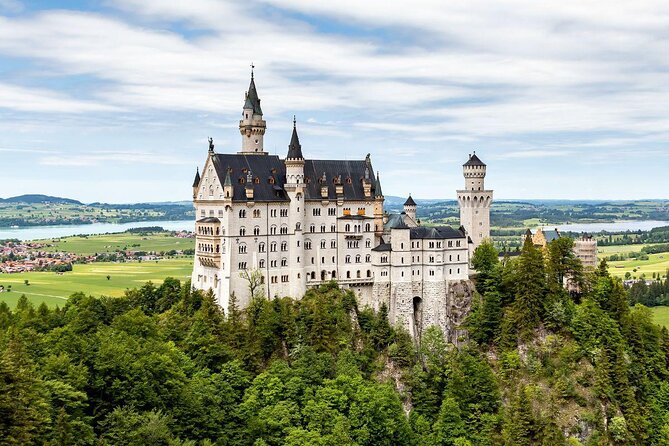 Premium Neuschwanstein Castle and Linderhof VIP Tour from Munich - The guide and driver shape the day