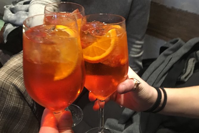 PRIVATE - Best Munich Cocktail Tour - all inclusive - A quick stop at the Michael Jackson Memorial