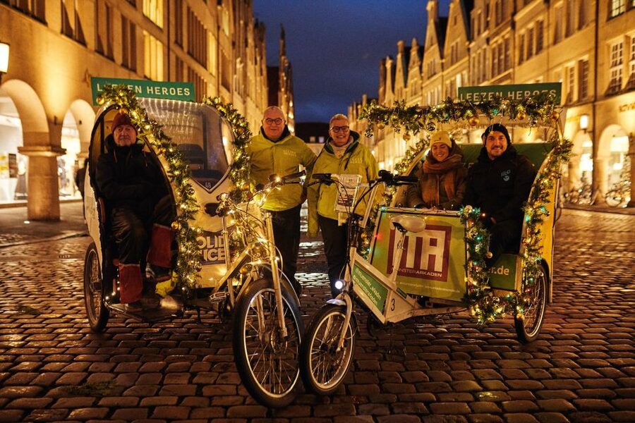 Private Christmas Tour in Münster including Glühwein - Mulled wine in hand, with a non-alcoholic option