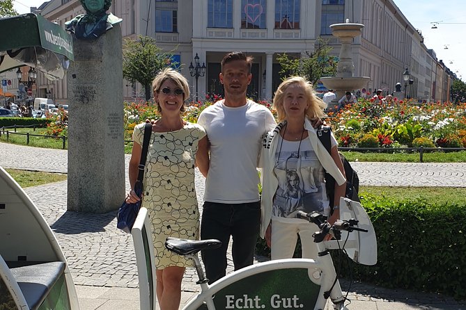 Private Munich Rickshaw City Tour and English Garden - Hofbräuhaus and Viktualienmarkt show Munich’s everyday side