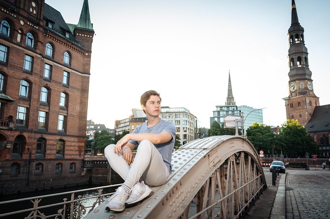 Private Romantic Urban & Street Photoshoot - Brooksbrücke and Speicherstadt at the finish