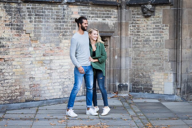 Private Romantic Urban & Street Photoshoot - Meeting at Jungfernstieg and getting comfortable