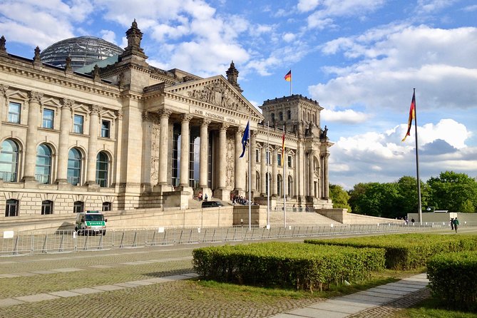 Private Taxi Tour City East & West History and Architecture 3-4h - Tiergarten connects royal leisure with modern government
