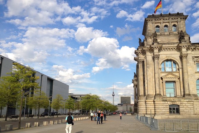 Private Taxi Tour of Berlin East and West and Neighbourhood approx. 4-6h - Hackesche Höfe, Nikolaiviertel, and East Berlin