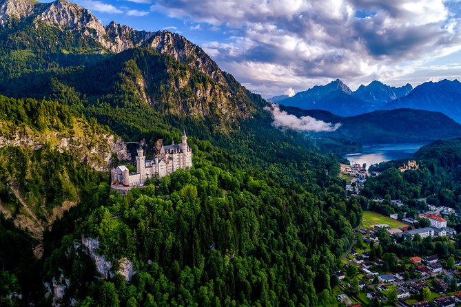 Private Tour to Neuschwanstein & Linderhof, Skip The Line & Lunch - What the private vehicle adds