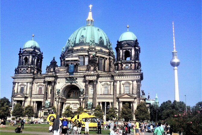 Private Walking Sightseeing Local Berlin Tour Guides up 15 Person - The Reichstag and the government district
