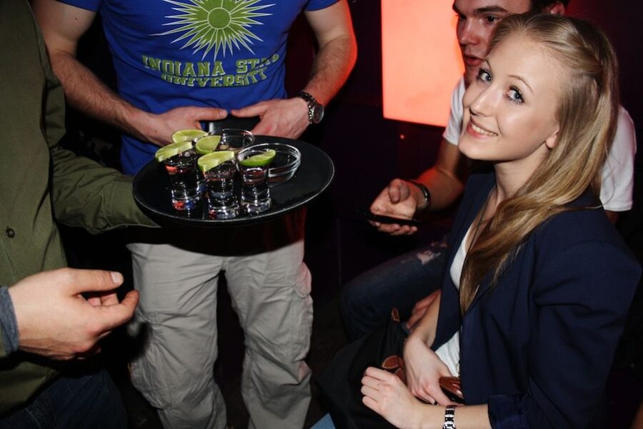 Pub Crawl Cologne Including Admission Fee for Bars and Shots - The final club, including Diamonds
